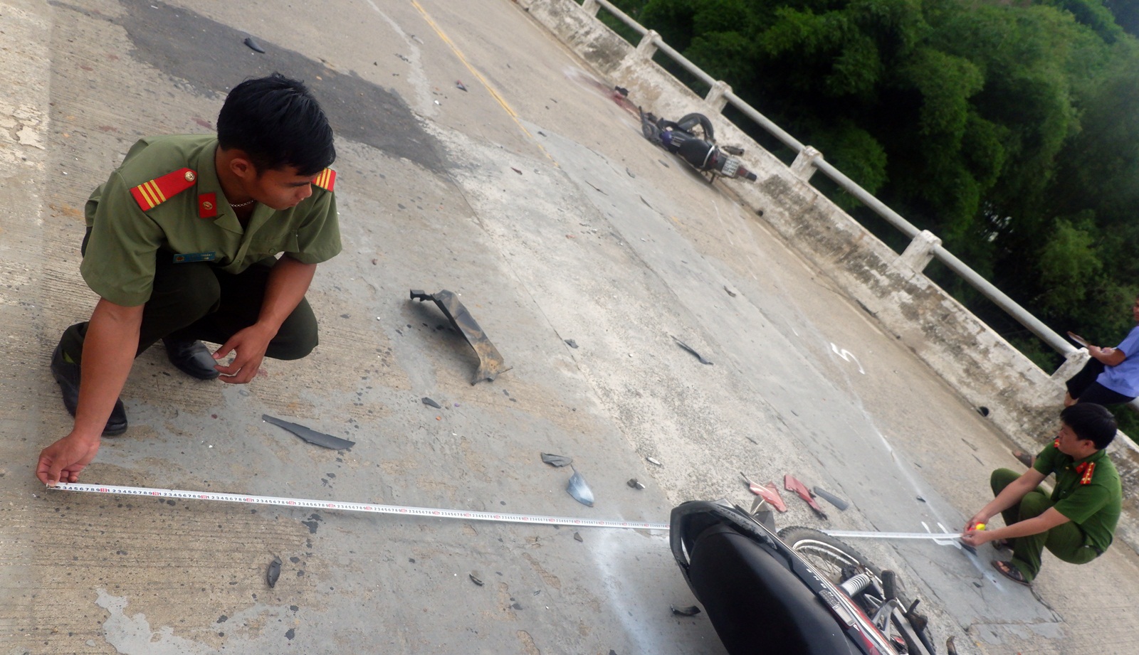 2 xe máy đối đầu sau tiệc cưới, 3 người tử vong