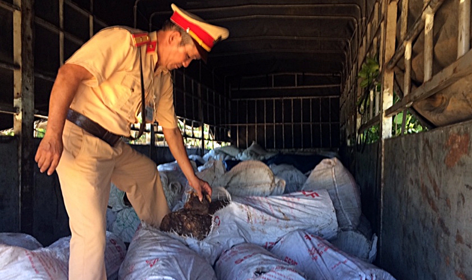 Phát hiện xe tải chở 6 tấn mỡ bẩn đi tiêu thụ