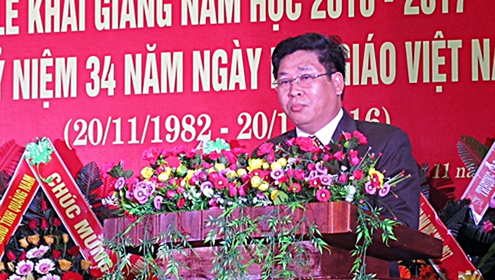 Cảnh cáo hiệu trưởng dùng tiền cơ quan “mua” danh hiệu