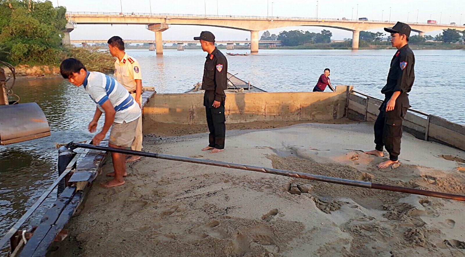 Lại phát hiện “cát tặc” trên sông Thu Bồn