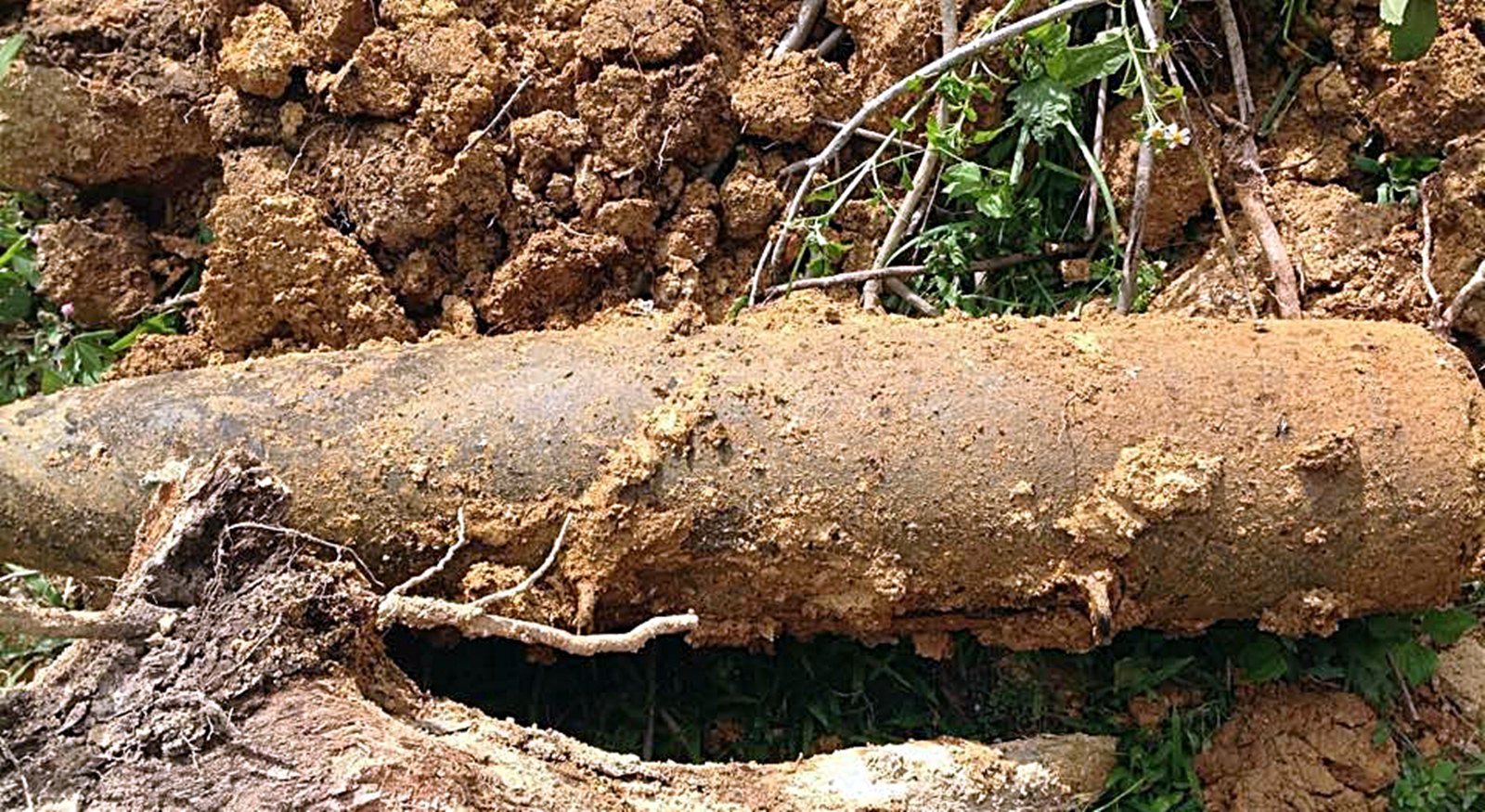 Đào móng nhà, hoảng hốt phát hiện quả bom nặng 3 tạ