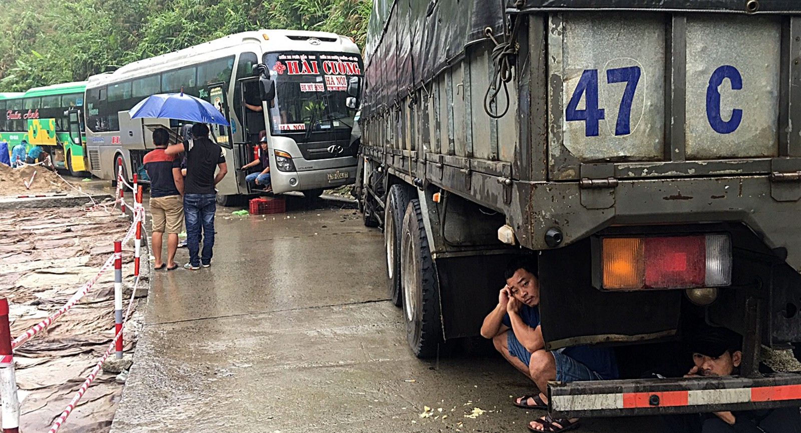 Xe khách va chạm ôtô tải, đèo Lò Xo tê liệt 5 giờ liền