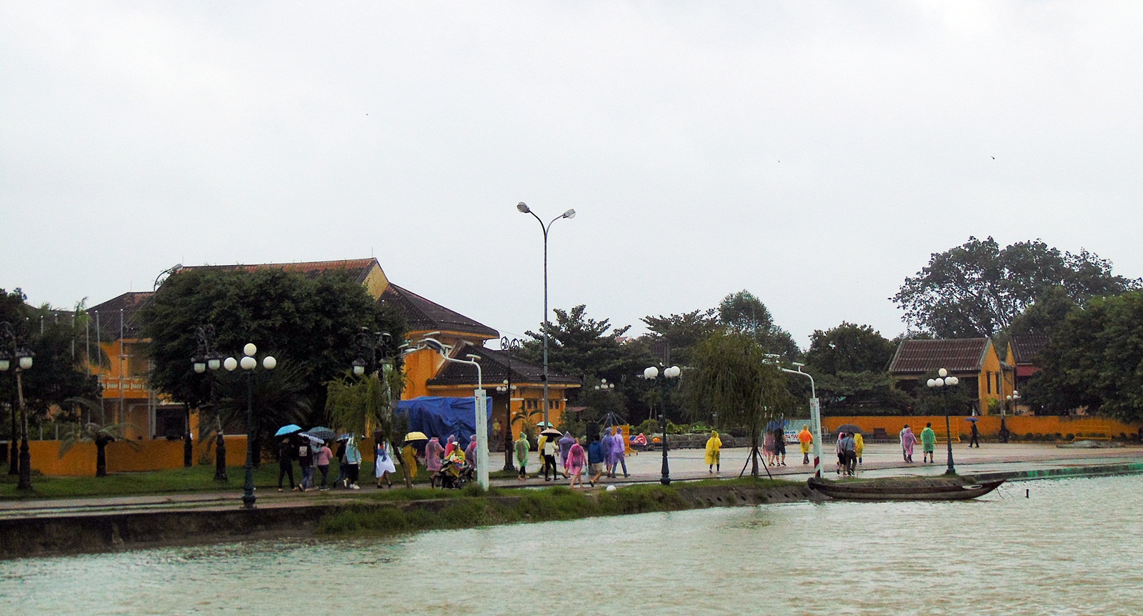 Thủy điện đồng loạt xả lũ, vùng hạ du Quảng Nam chìm trong biển nước