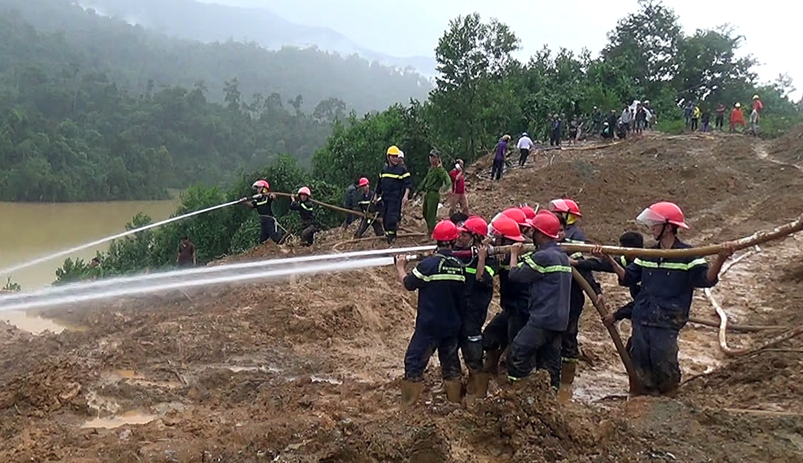 Tìm kiếm các nạn nhân mất tích do sạt lở núi ở Quảng Nam