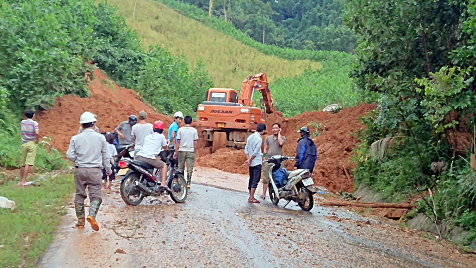 Quảng Nam nỗ lực thông xe các tuyến đường trọng điểm sau lũ