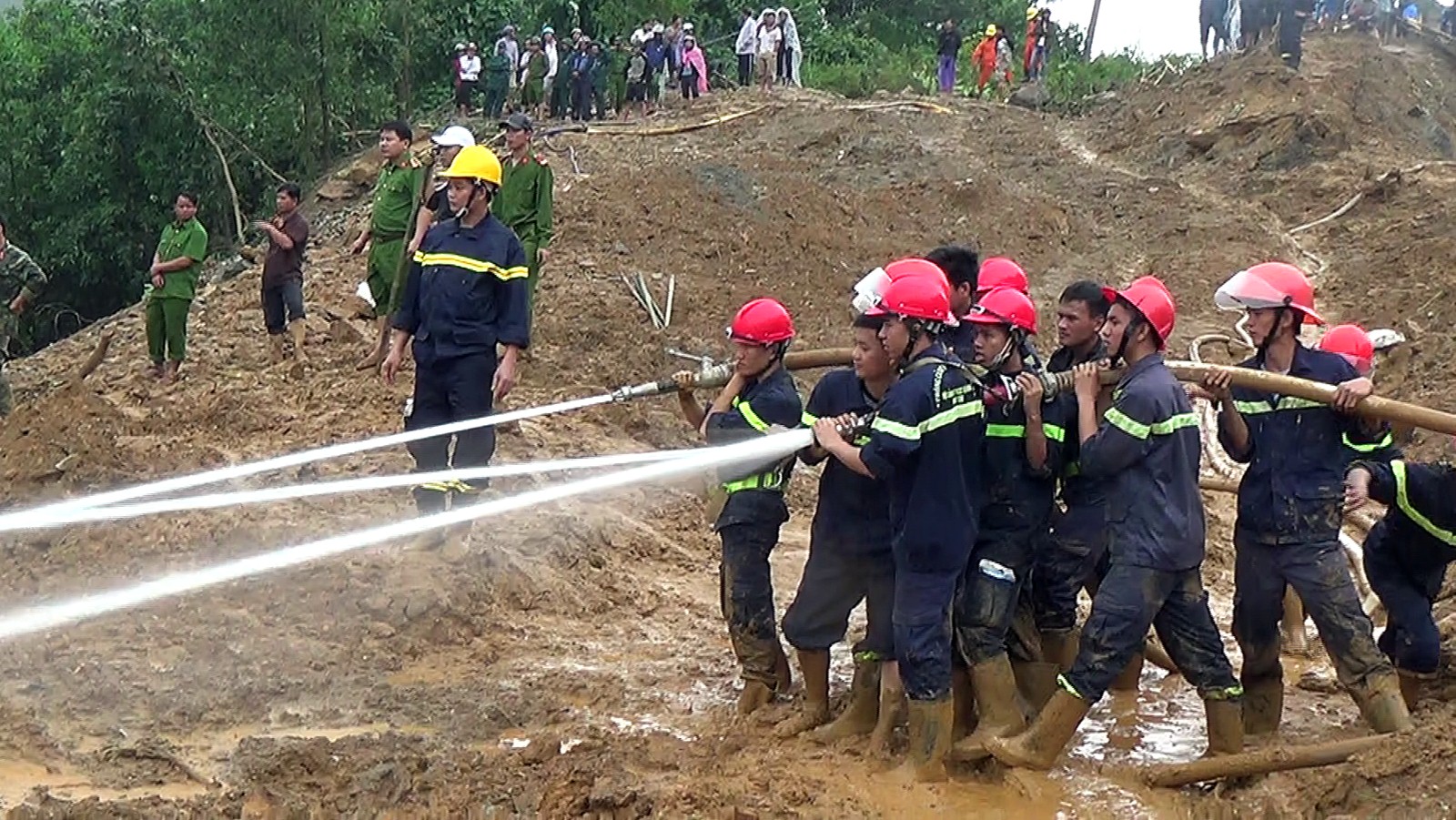Tìm thấy nạn nhân đầu tiên trong vụ sạt lở núi khiến 4 người mất tích