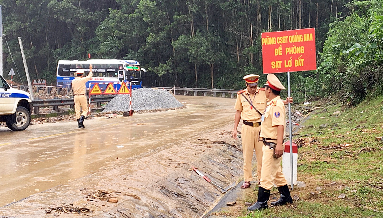 CSGT Quảng Nam cắm hàng chục biển cảnh báo sạt lở trên QL