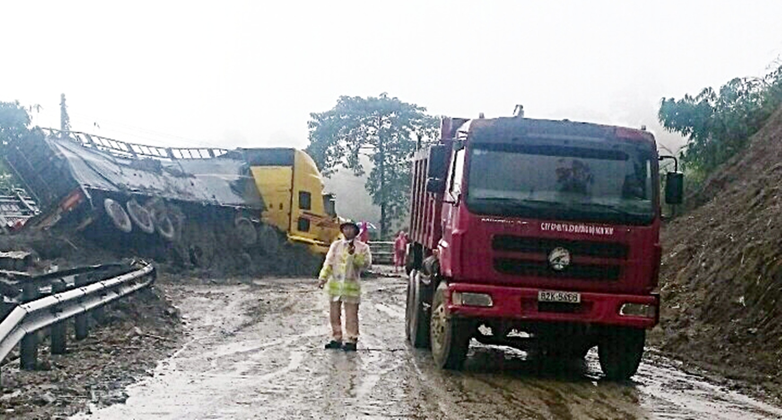 Xe đầu kéo bị hàng trăm mét khối đất đá vùi lấp trên đèo Lò Xo