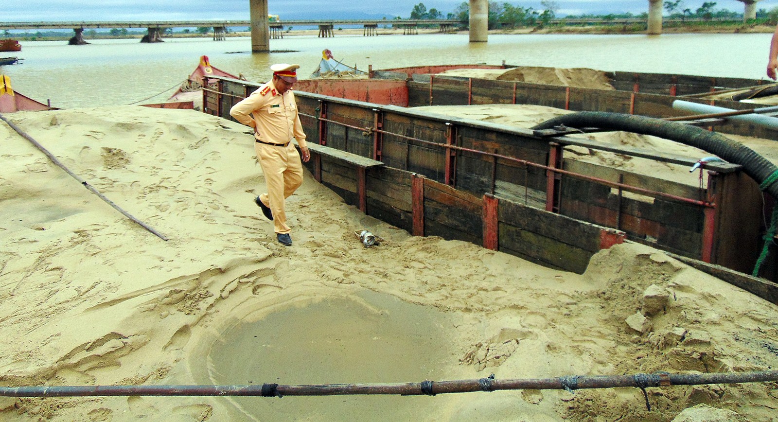  6 tàu hút trộm cát bị bắt trong đêm