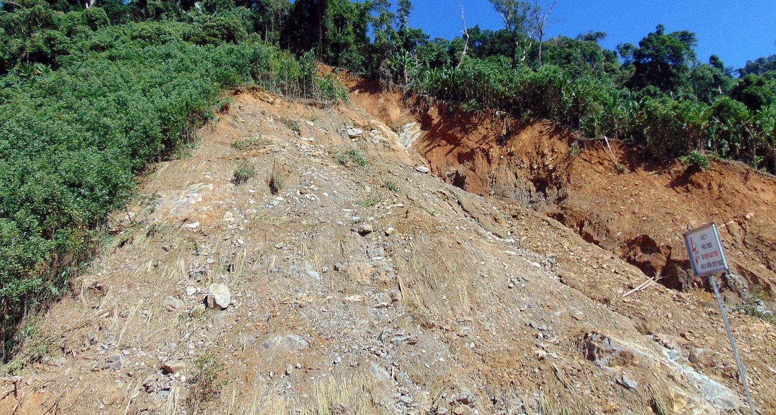 Sạt lở núi khu khai thác vàng ở Phước Sơn, 2 người tử vong 