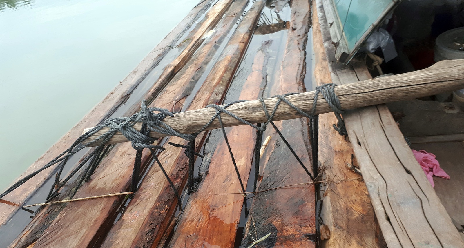 Cảnh sát đường thủy nổ súng khống chế ghe máy chở gỗ lậu trên sông Thu Bồn