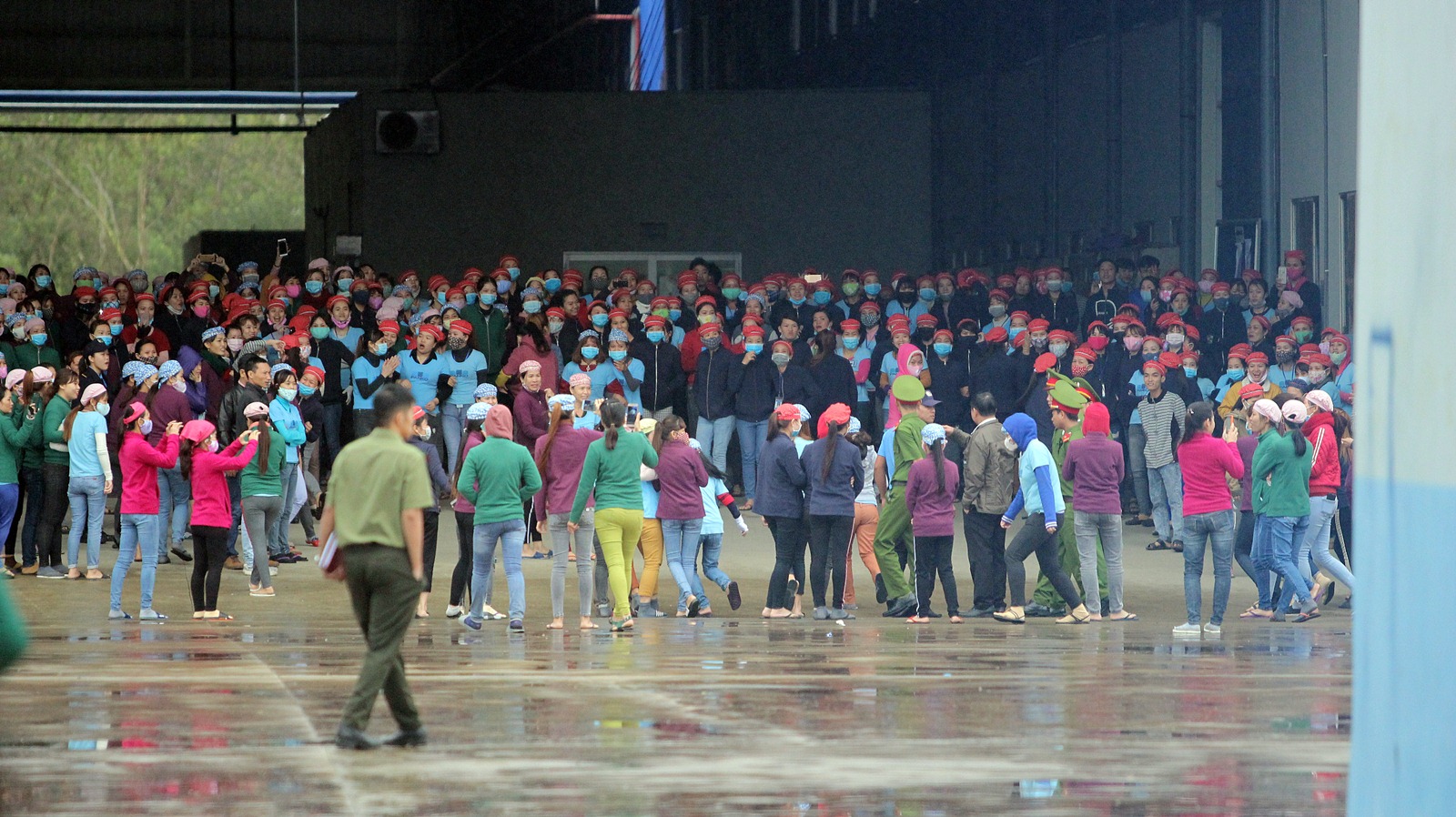 Công nhân ngưng việc tập thể đòi quyền lợi trong dịp nghỉ Tết