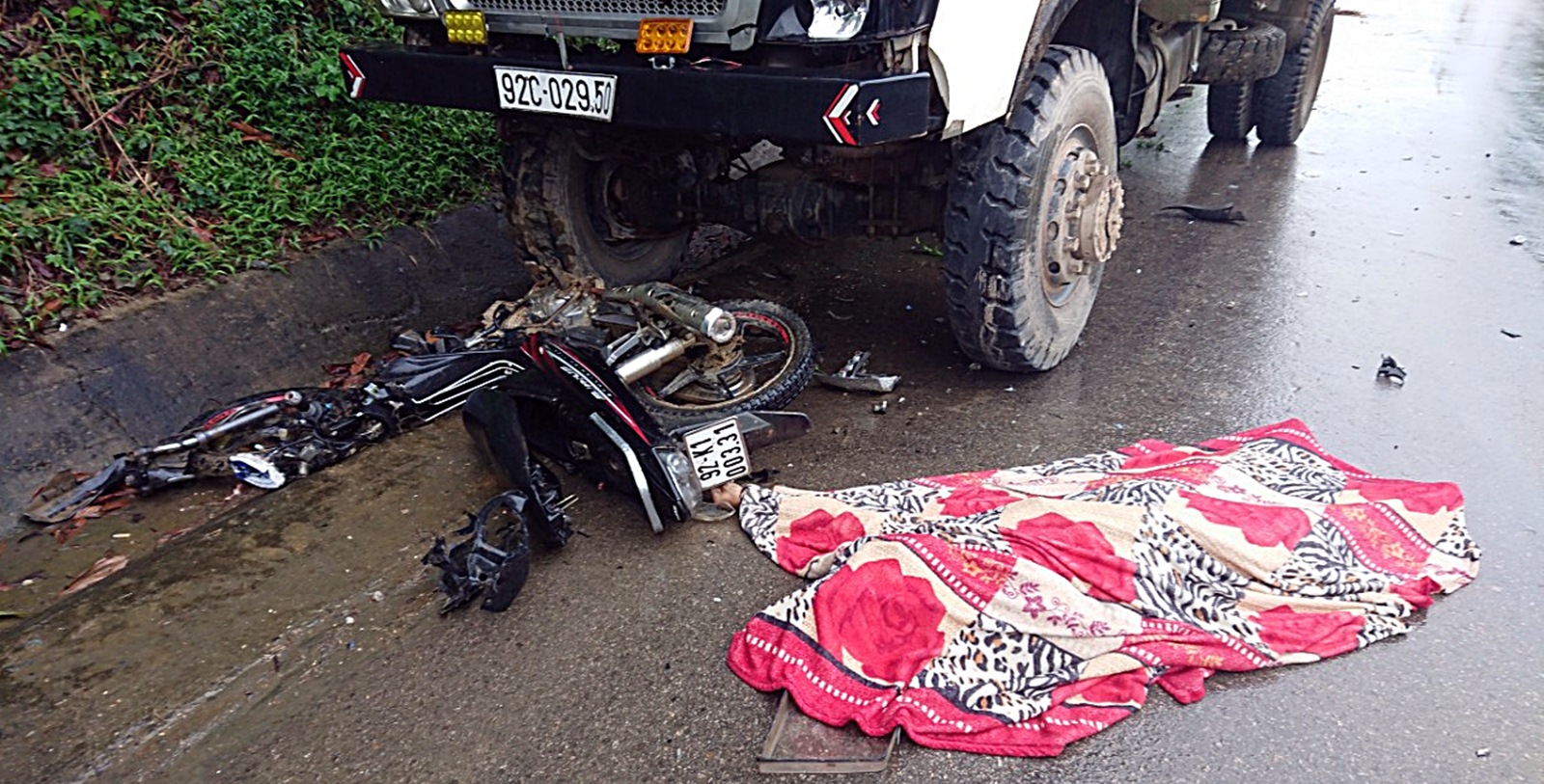 Xe máy đấu đầu xe tải, nam thanh niên tử vong tại chỗ