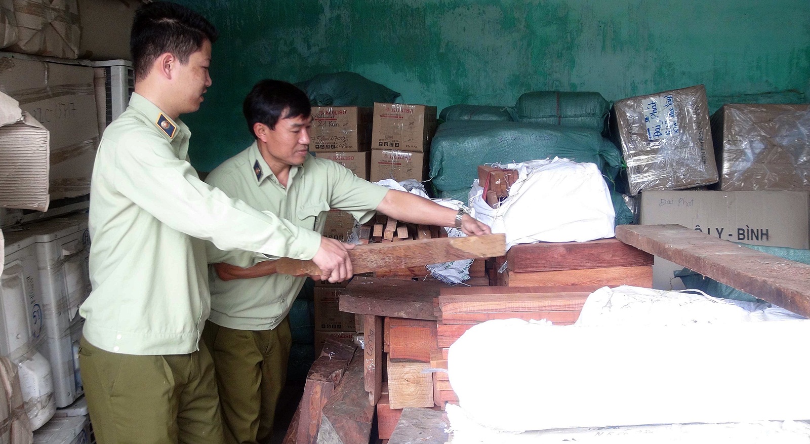 Phát hiện xe tải chở hơn 1,7 tấn gỗ quý không rõ nguồn gốc