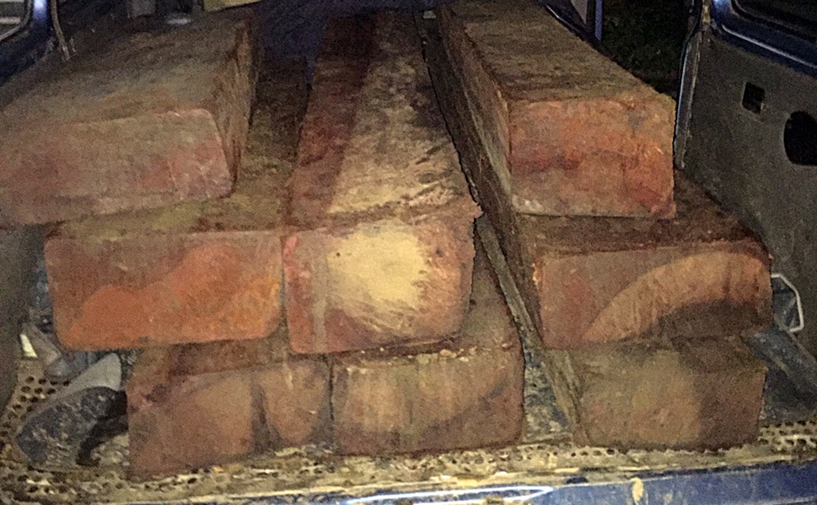 Gặp CSGT, lái xe chở gỗ lậu bỏ của chạy lấy người