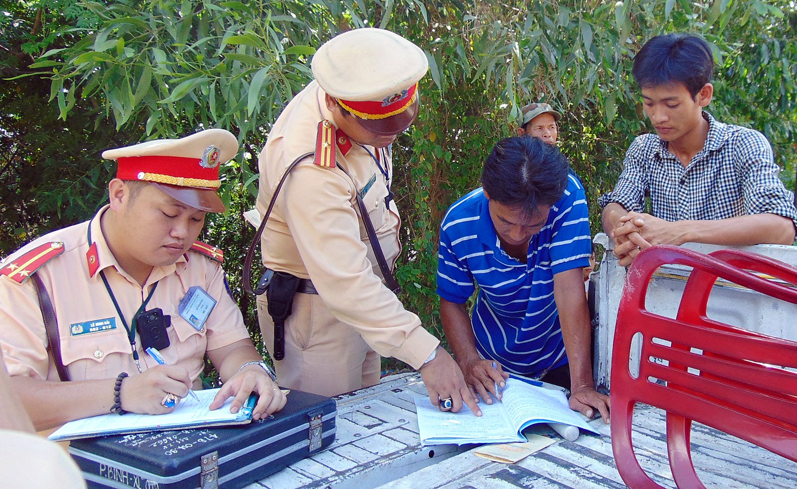 Chở quá số người, tài xế xe khách còn chống đối lực lượng CSGT