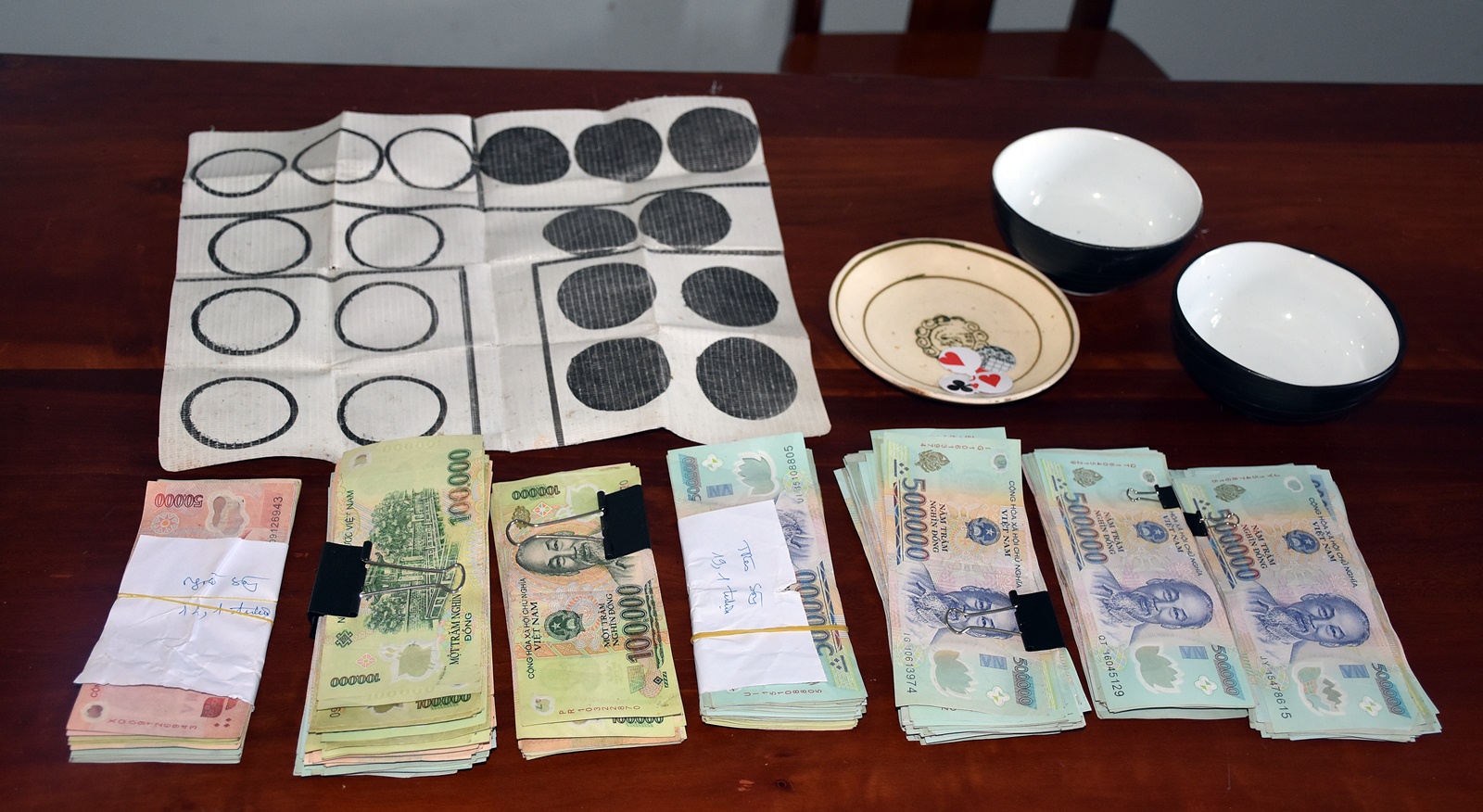 22 con bạc kéo nhau lên đồi sát phạt