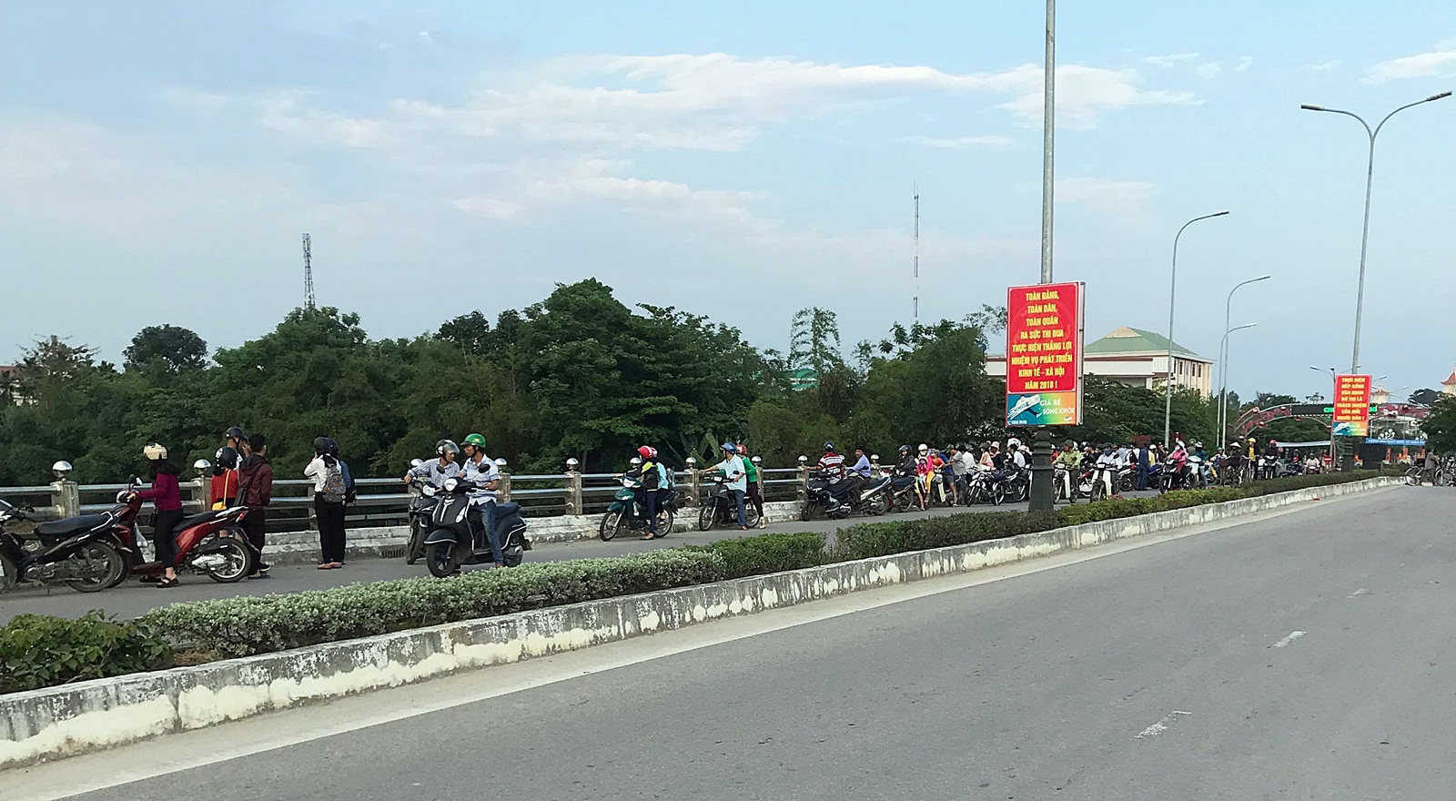 Nữ Việt kiều Mỹ bất ngờ gieo mình xuống dòng Vu Gia