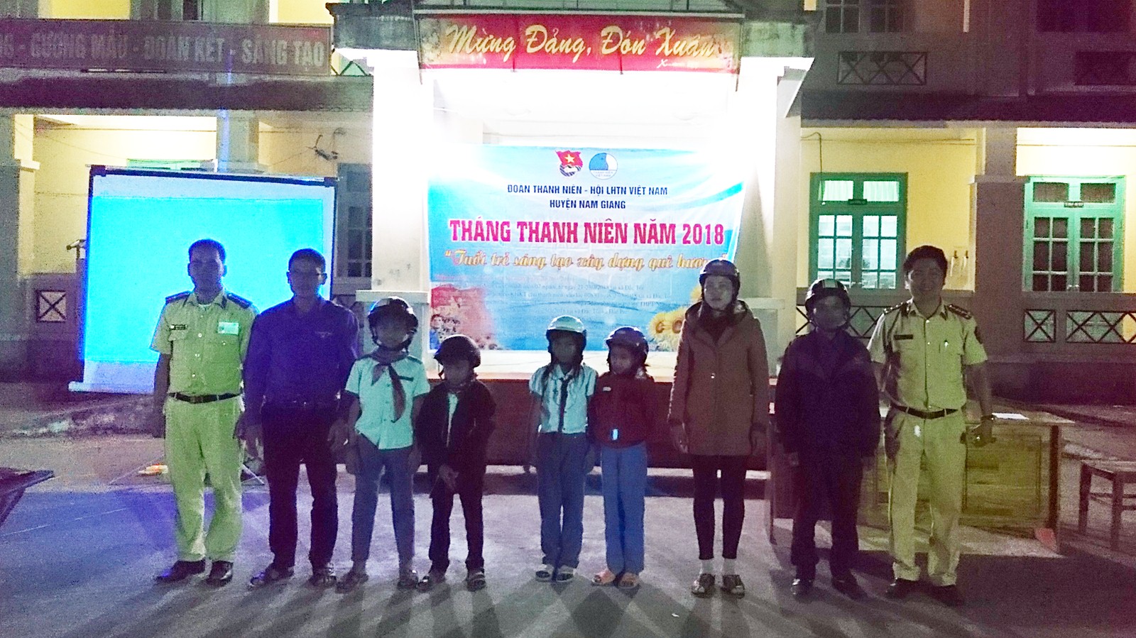 Tuyên truyền pháp luật ATGT cho đồng bào vùng cao Quảng Nam