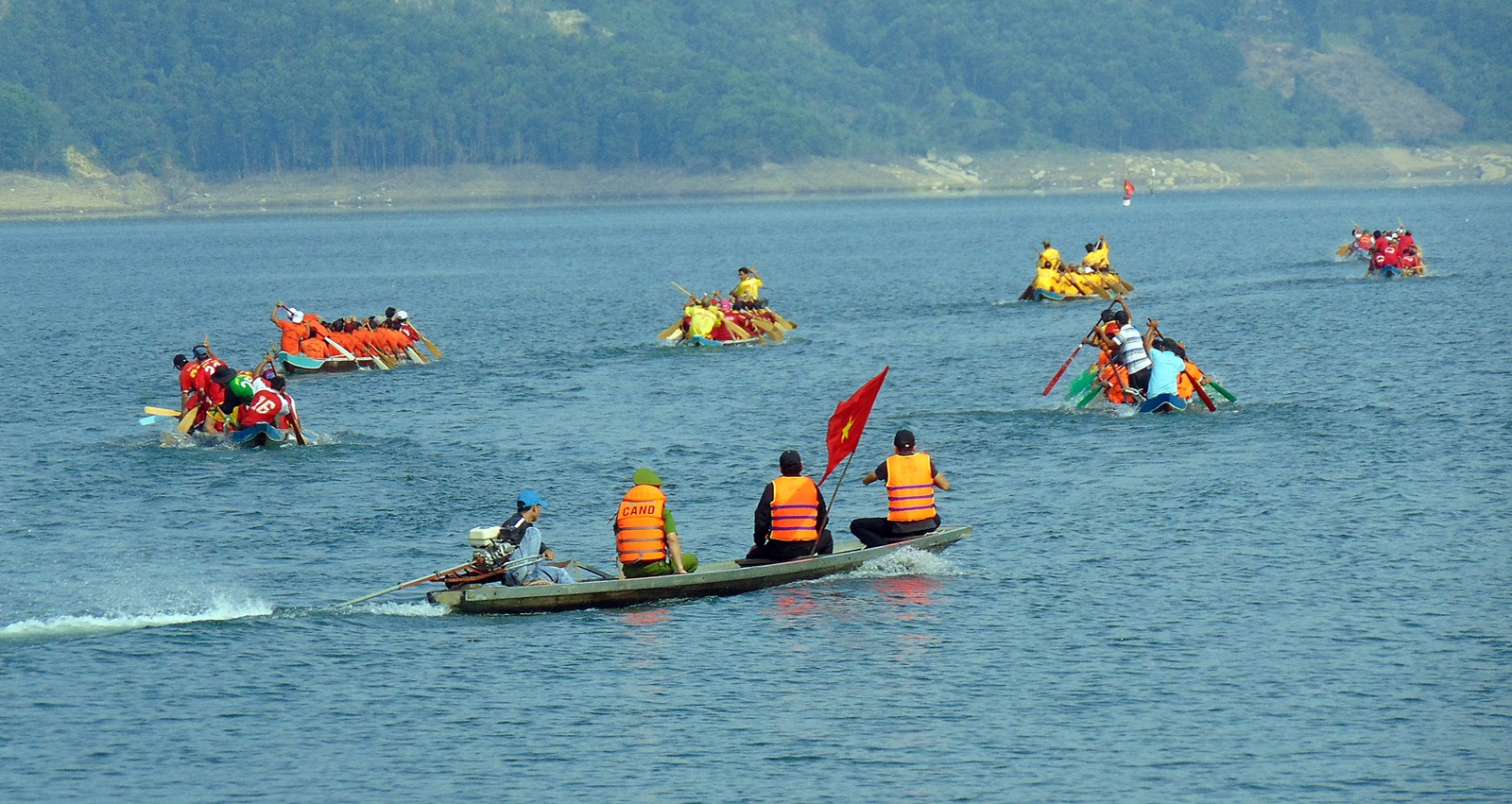 Rộn ràng Lễ hội đua thuyền trên lòng hồ thủy điện Sông Tranh 2