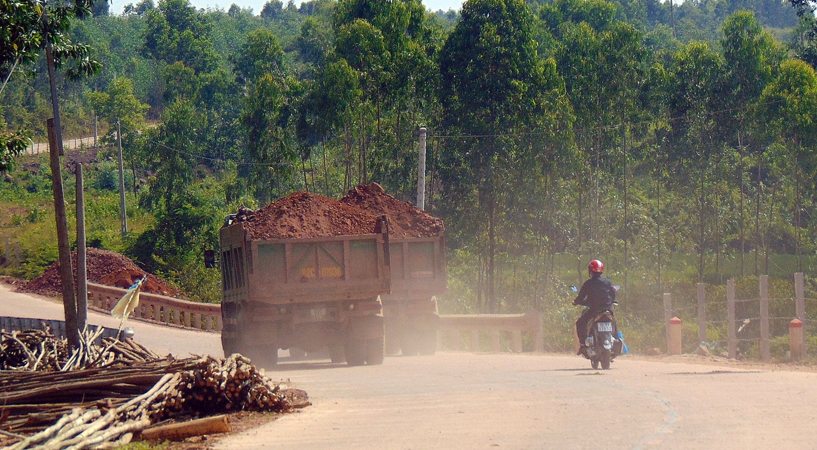 Xe tải chở đất gây ô nhiễm môi trường trầm trọng