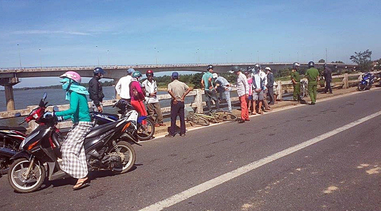 Nam thanh niên đạp xe đến cầu rồi gieo mình xuống sông Thu Bồn