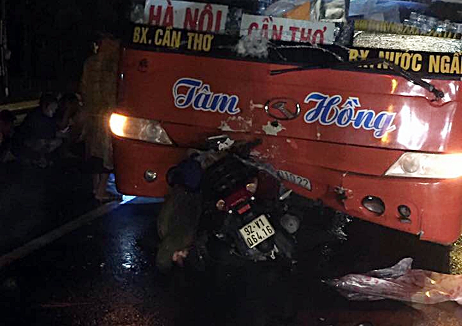 Hai mẹ con chết thảm sau cú va chạm kinh hoàng với xe khách