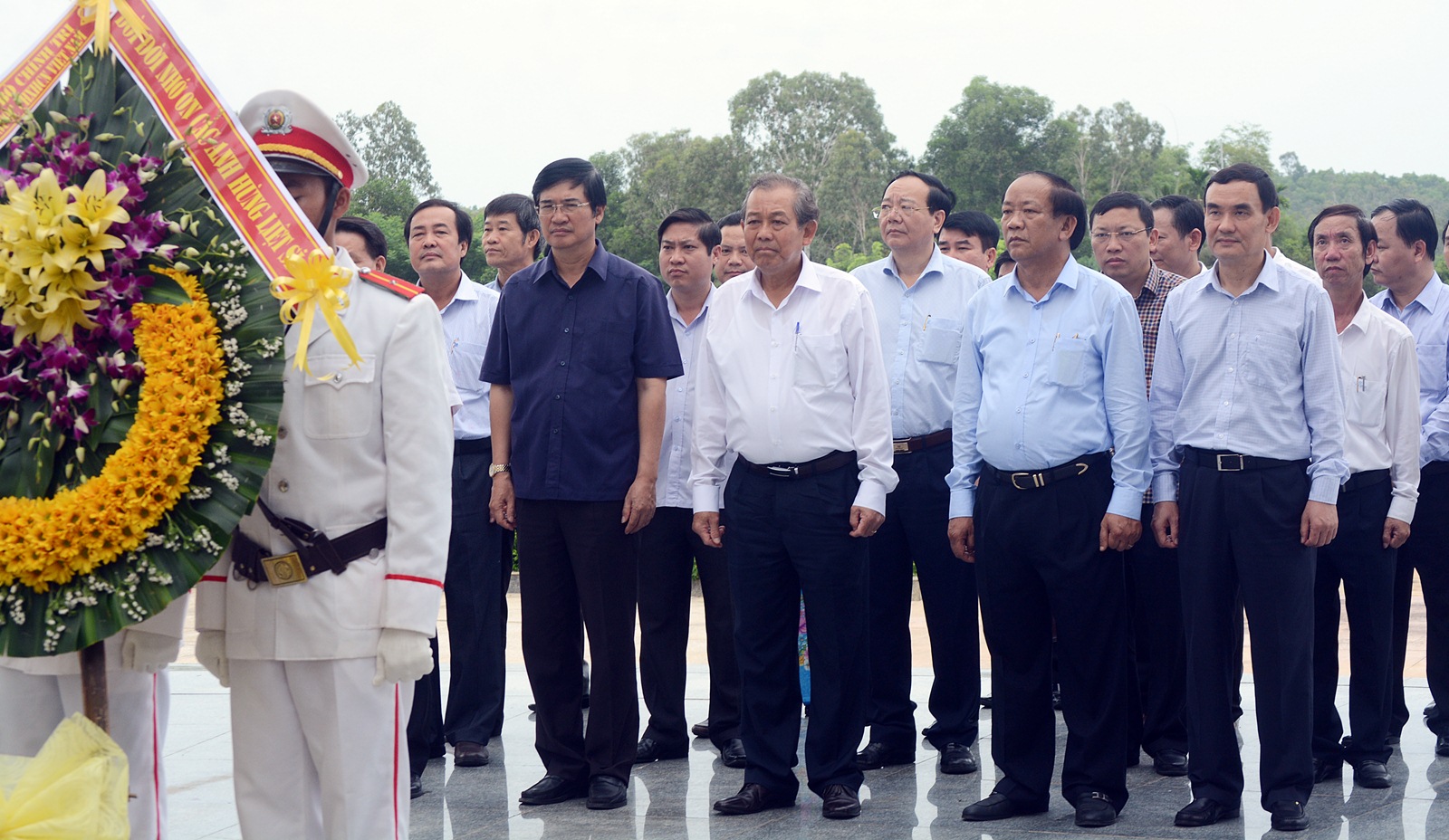 Phó Thủ tướng Thường trực Trương Hòa Bình dâng hương tri ân anh hùng, liệt sĩ, Mẹ Việt Nam anh hùng