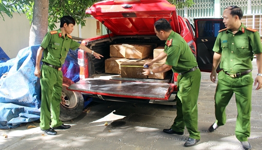 Dùng xe “xịn” vận chuyển gỗ lậu