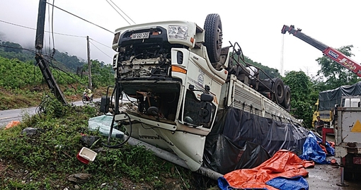Xe tải mất thắng lao xuống ta-luy âm rồi lật ngửa