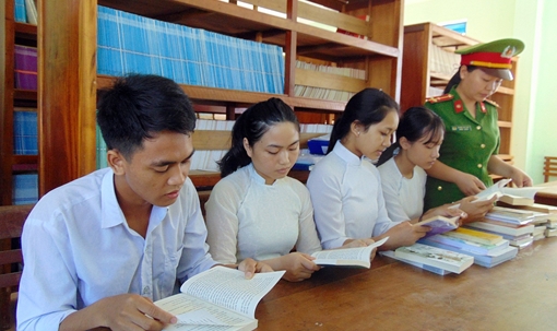 Thiết thực “Tủ sách hiếu học” cho học trò vùng cao