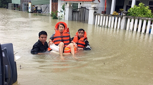 CSCĐ ngâm mình trong nước giúp dân vượt mưa lũ