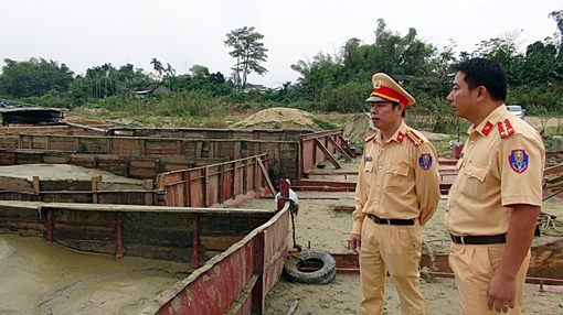 Một đêm bắt liên tiếp 2 vụ khai thác cát trái phép trên sông Thu Bồn