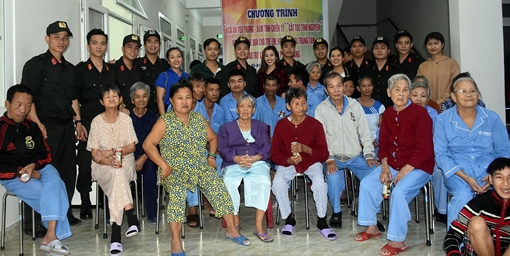 CSCĐ dành tặng người già, trẻ em bất hạnh trước thềm năm mới