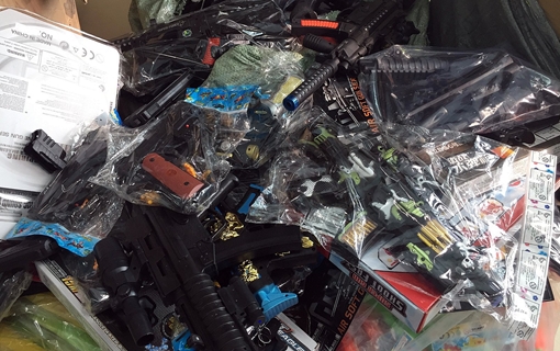  2 cơ sở mua bán nhiều loại đồ chơi trẻ em nguy hiểm và pháo lậu