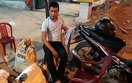 Trên đường vận chuyển 75kg cyanua lên bãi vàng thì bị tóm