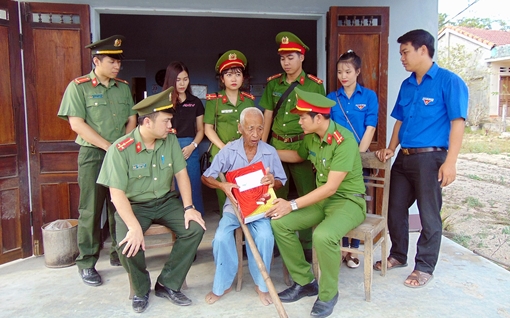 Tuổi trẻ CAND thăm, tặng quà gia đình chính sách, khó khăn tại Quảng Nam