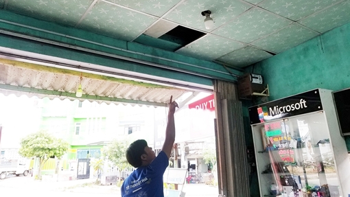 Tên trộm cắt mái tôn cửa hàng điện thoại cuỗm tài sản trị giá 400 triệu đồng 