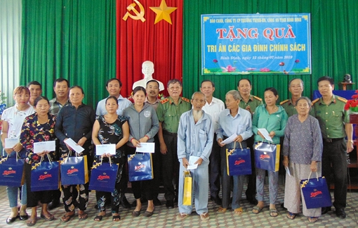 Tặng quà cho gia đình chính sách ở vùng quê cách mạng