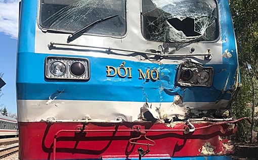 Tàu hỏa húc văng xe tải, tài xế nguy kịch