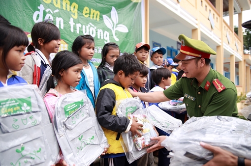 Tuổi trẻ Công an Quảng Nam với chương trình ý nghĩa “Cùng em đến trường” 