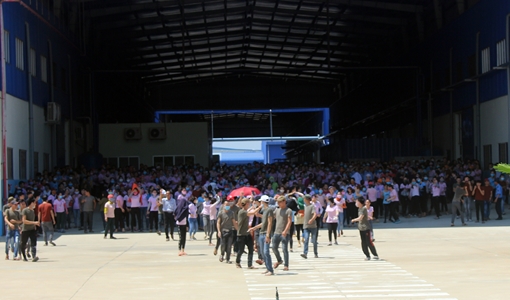 Lãnh đạo doanh nghiệp xin lỗi người lao động vì trong thức ăn có “vật thể lạ”