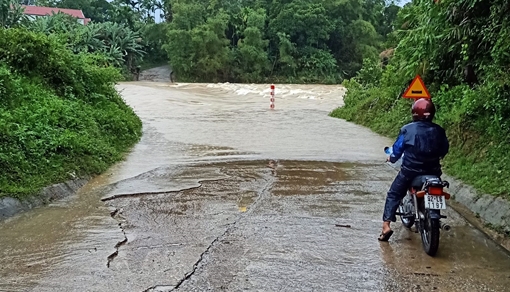 Mưa lũ cô lập huyện vùng cao Nam Trà My