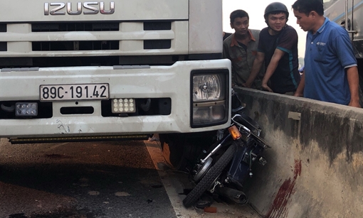 Ba học sinh trọng thương sau va chạm với ôtô tải