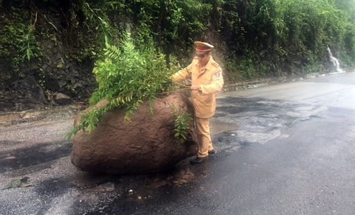 CSGT tham gia dọn dẹp khối đá khổng lồ trên đường Hồ Chí Minh