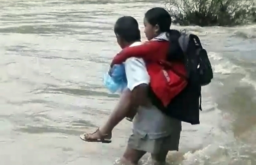 Xôn xao Clip người cha cõng con qua dòng suối chảy siết đến trường