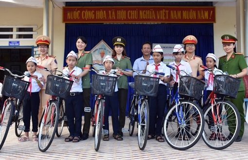 Phụ nữ Công an trao tặng xe đạp cho học sinh nghèo hiếu học Quảng Nam