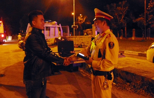 Theo chân CSGT xử lý vi phạm nồng độ cồn