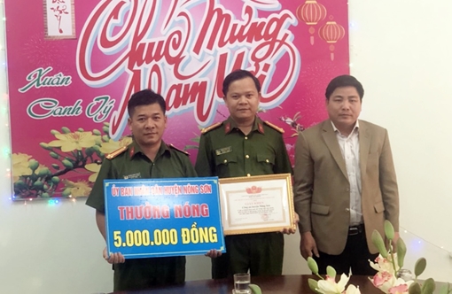 Khen thưởng lực lượng bắt giữ đối tượng đâm trọng thương cụ bà