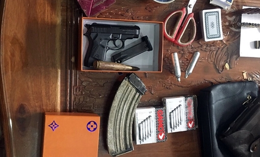 Phát hiện “kho” vũ khí tại nhà con bạc